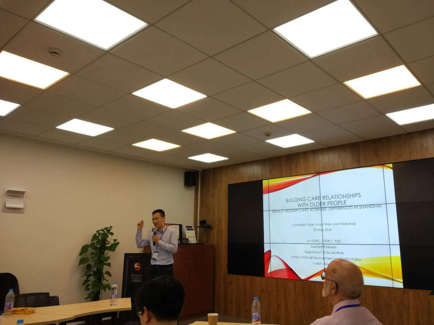 Liu Hong Presenting